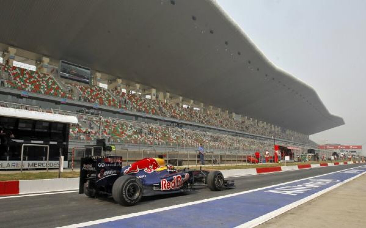 FOTO/ Spectacol în India » Abandon, cîini şi întreruperi în prima sesiune de antrenamente