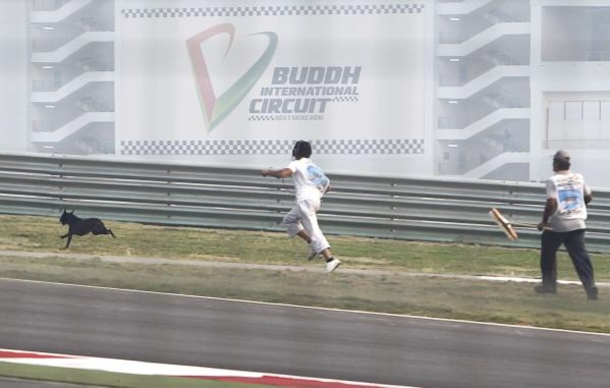 FOTO/ Spectacol în India » Abandon, cîini şi întreruperi în prima sesiune de antrenamente