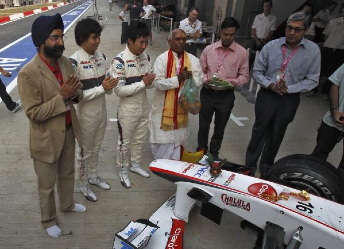 FOTO/ Spectacol în India » Abandon, cîini şi întreruperi în prima sesiune de antrenamente