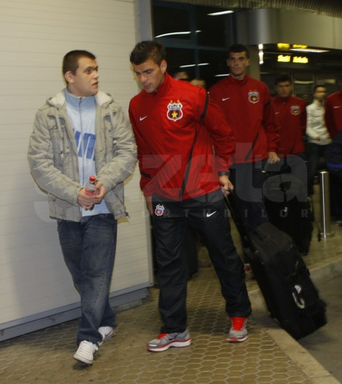 Steliştii s-au lovit la aeroport de furia fanilor: "Luaţi bani de aici!" :)