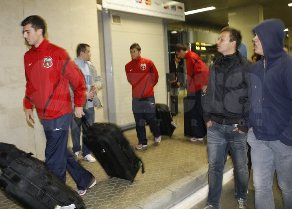 Steliştii s-au lovit la aeroport de furia fanilor: "Luaţi bani de aici!" :)