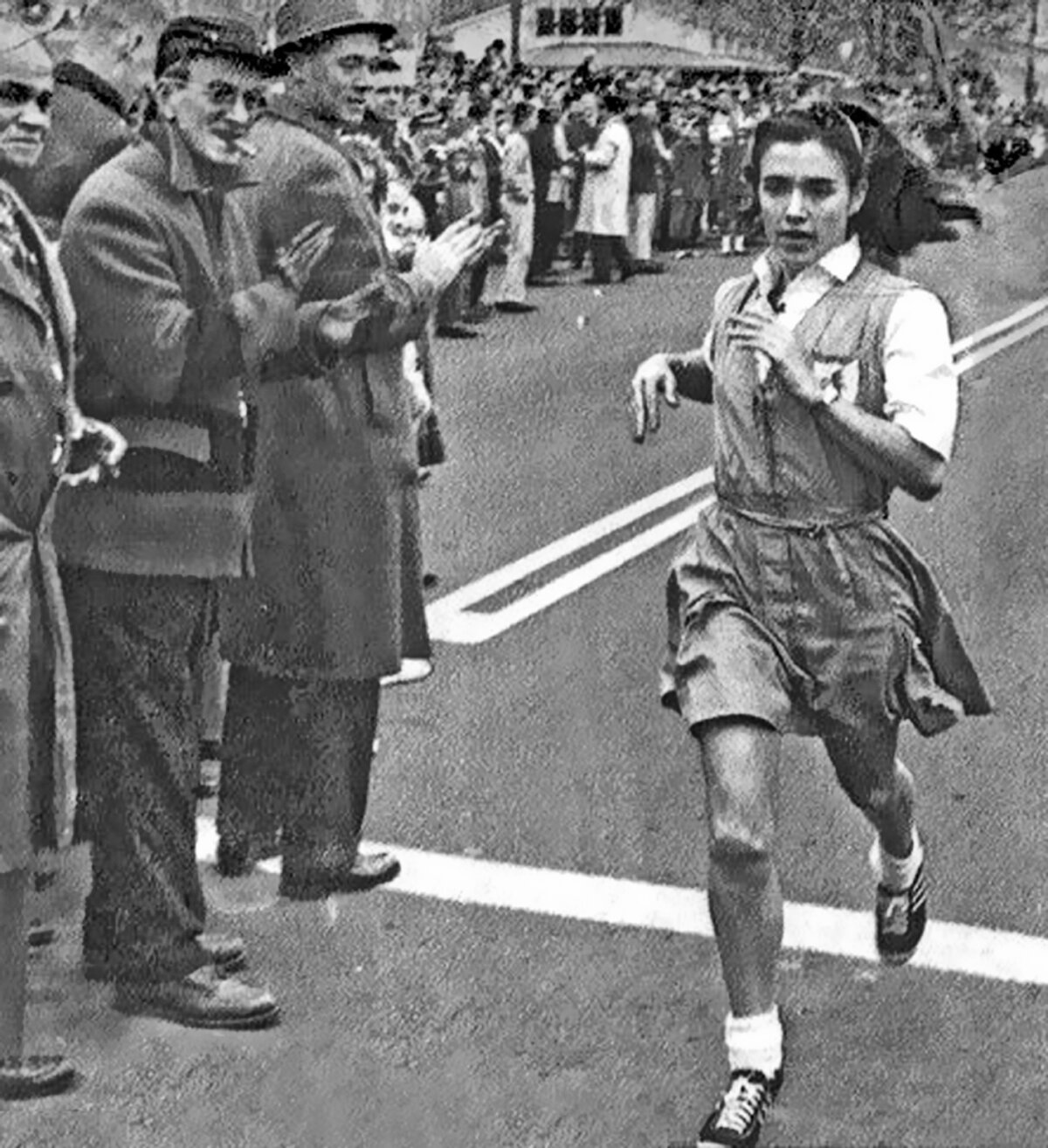 Acum 60 de ani, alergătoarea Julia Chase-Brand a concurat într-o perioadă când femeile aveau INTERZIS! Povestea incredibilă: „Se spunea că le poate cădea uterul”