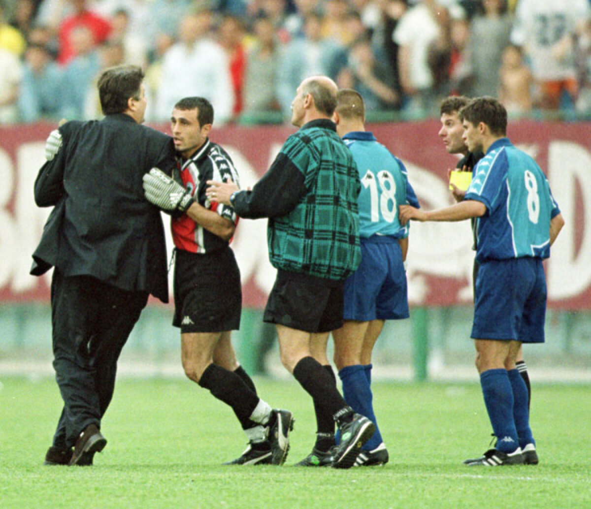 Zotta a cumpărat la licitaţie tricoul lui Iorgulescu, omul care l-a alergat pe teren, în '99, să-l bată :)