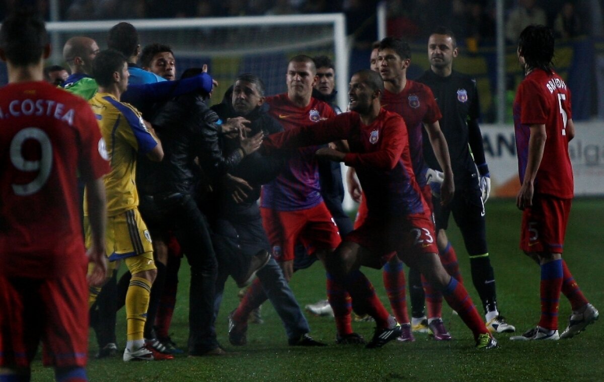 VIDEO. S-A DECIS: meciul e suspendat DEFINITIV! Steliştii l-au jucat în picioare pe huliganul care l-a lovit pe Galamaz. Stanca şi Martinovici eliminaţi