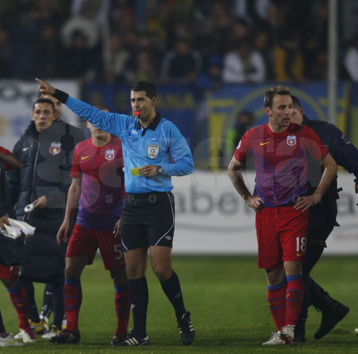 Cronica unui meci tragic Petrolul - Steaua 0-2, suspendat în minutul 45 » Marea irascibilitate