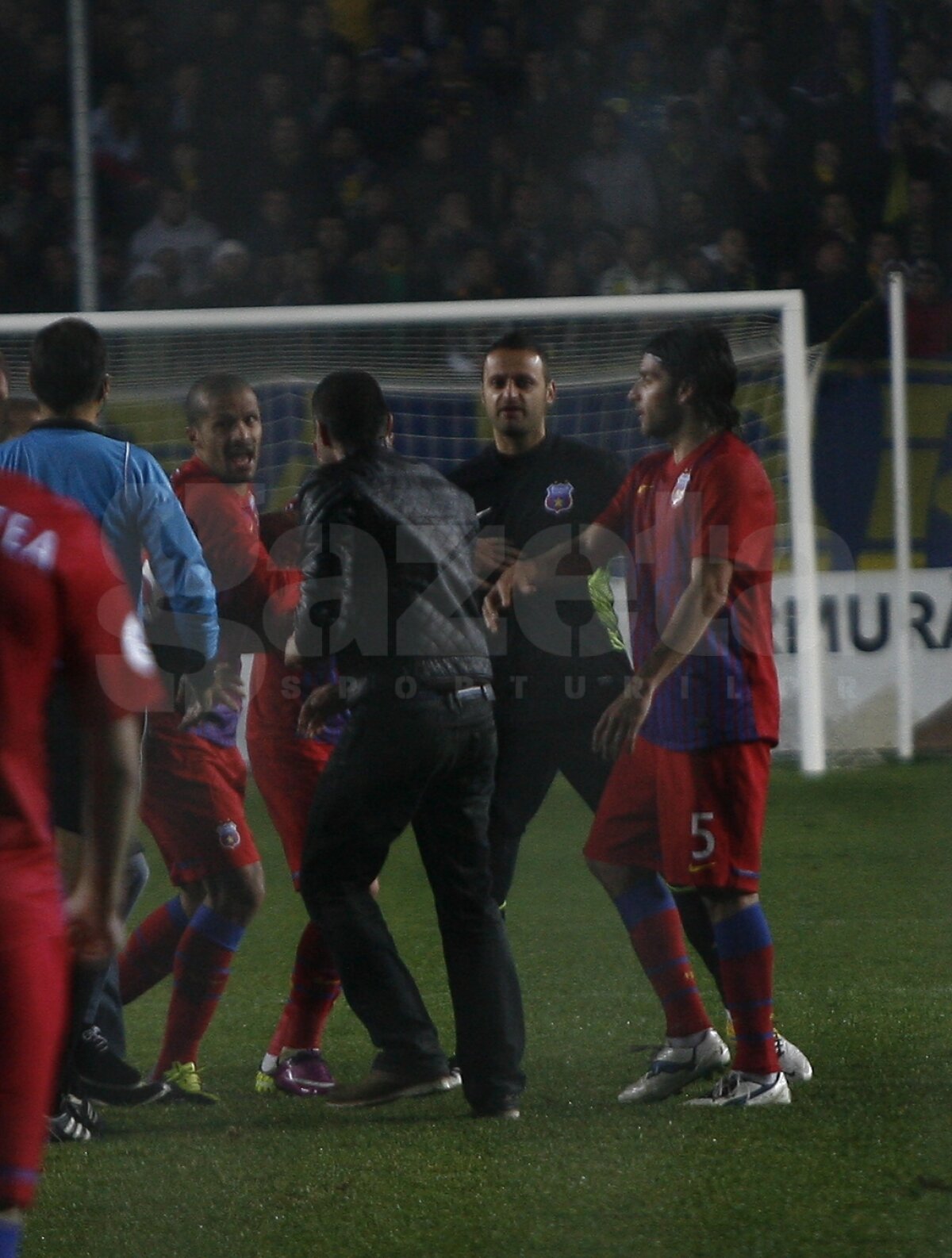 Cronica unui meci tragic Petrolul - Steaua 0-2, suspendat în minutul 45 » Marea irascibilitate