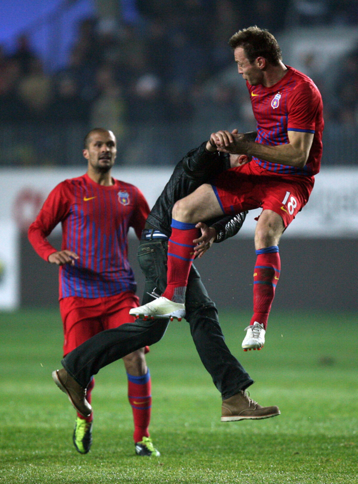 FOTO » AŞA A ÎNCEPUT! Pumnul l-a prins total nepregătit pe Galamaz