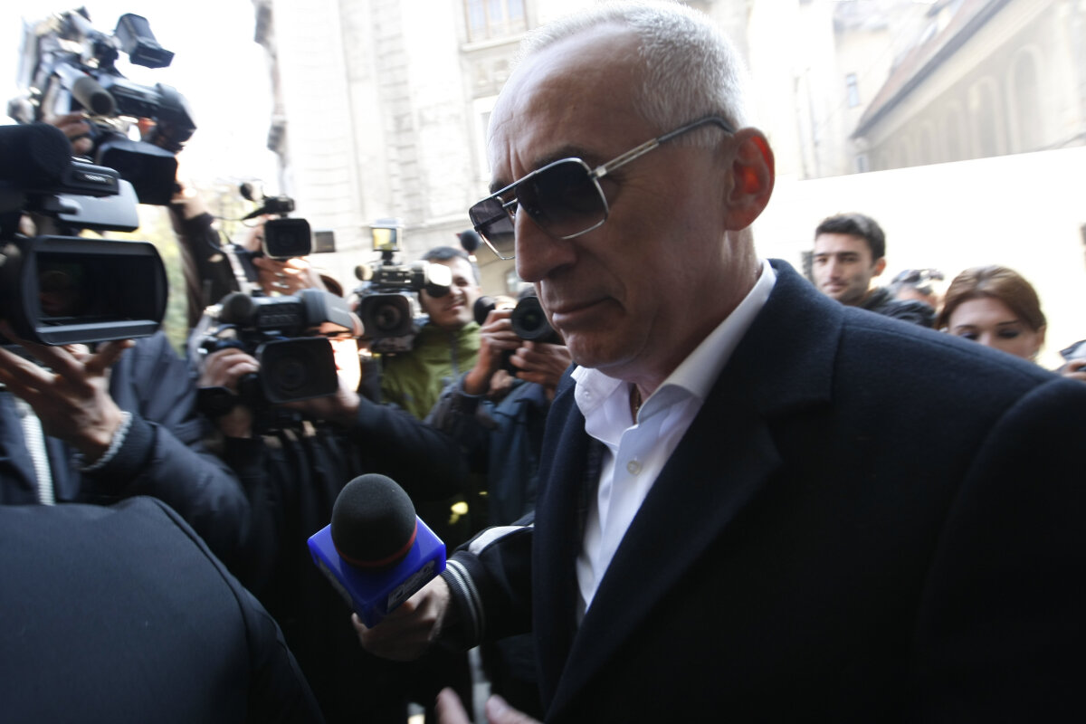 GALERIE FOTO Dezafilierea Craiovei » Mircea Sandu şi Marius Stan au încheiat "vizitele" Comitetului Executiv al FRF la DNA