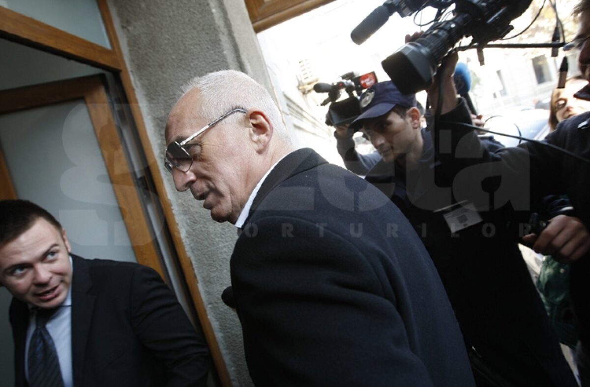 GALERIE FOTO Dezafilierea Craiovei » Mircea Sandu şi Marius Stan au încheiat "vizitele" Comitetului Executiv al FRF la DNA