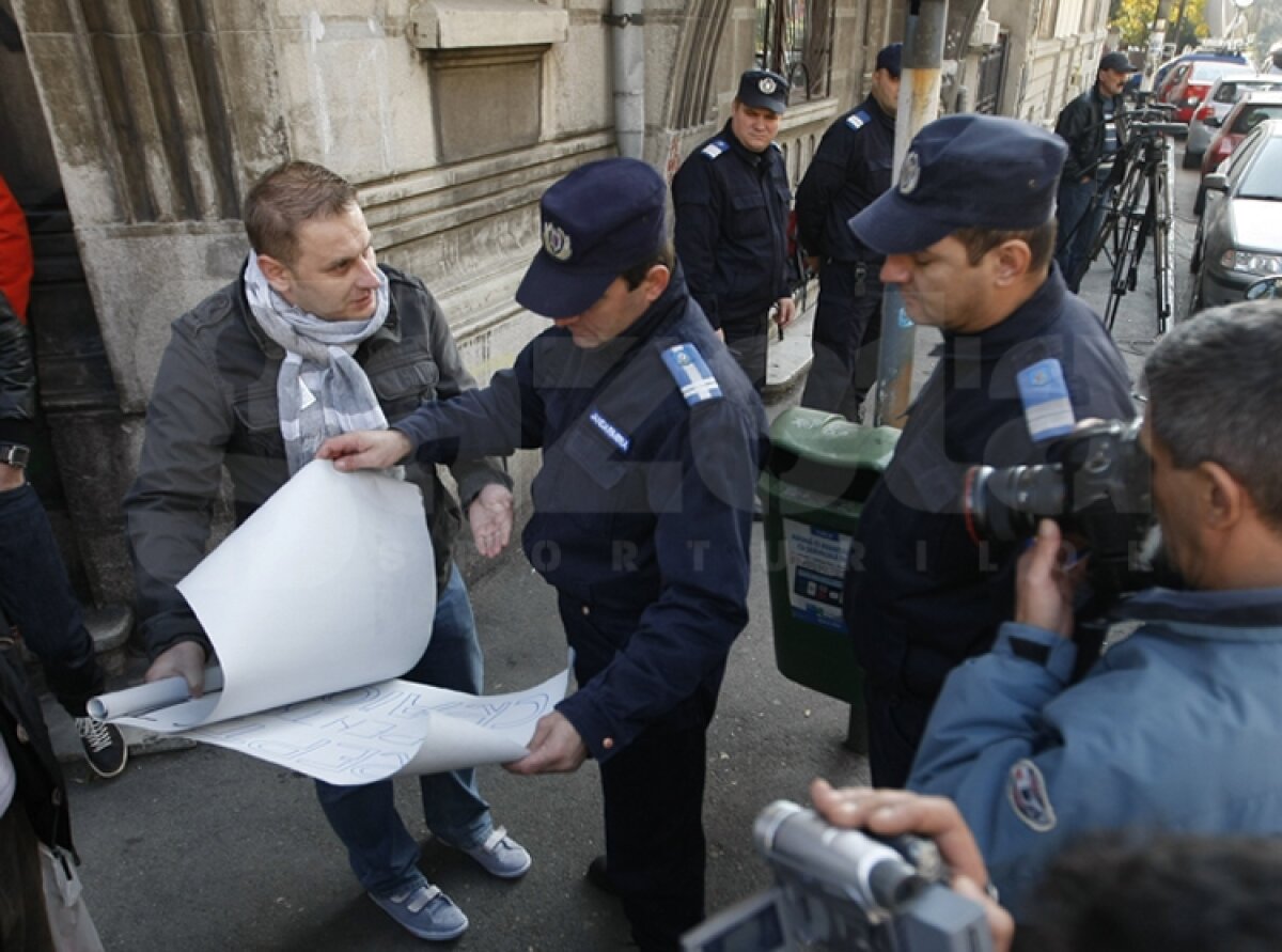 GALERIE FOTO Dezafilierea Craiovei » Mircea Sandu şi Marius Stan au încheiat "vizitele" Comitetului Executiv al FRF la DNA