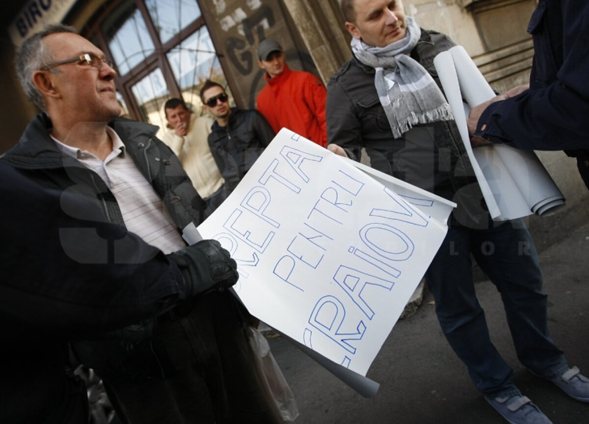 GALERIE FOTO Dezafilierea Craiovei » Mircea Sandu şi Marius Stan au încheiat "vizitele" Comitetului Executiv al FRF la DNA