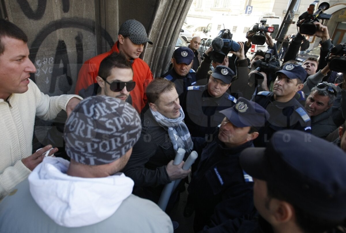 GALERIE FOTO Dezafilierea Craiovei » Mircea Sandu şi Marius Stan au încheiat "vizitele" Comitetului Executiv al FRF la DNA