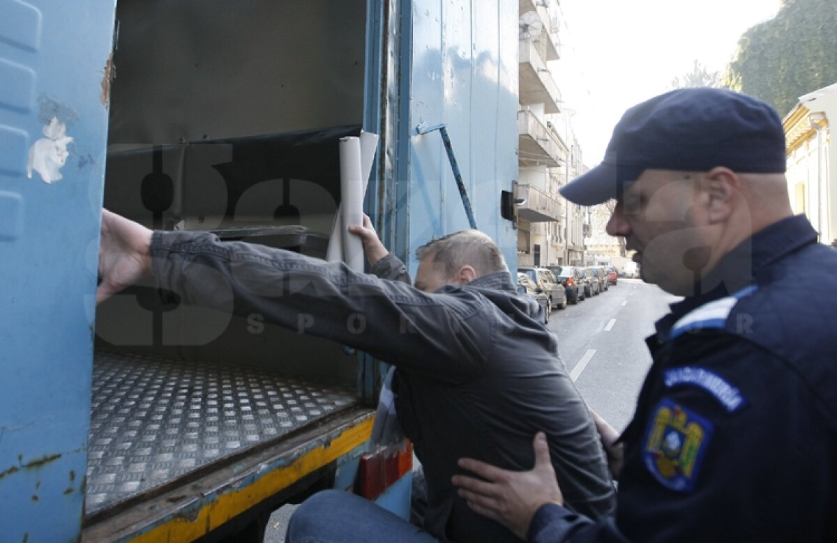 GALERIE FOTO Dezafilierea Craiovei » Mircea Sandu şi Marius Stan au încheiat "vizitele" Comitetului Executiv al FRF la DNA