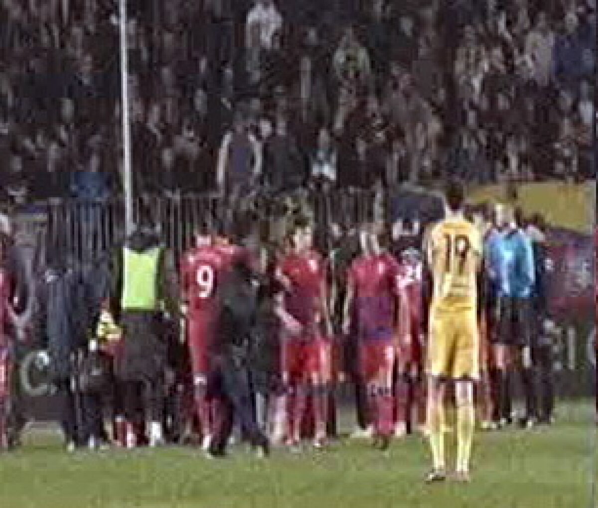 FOTO Huliganul de la Ploieşti a fost ajutat de jucătorul Sipovici să ascundă urmele agresiunii