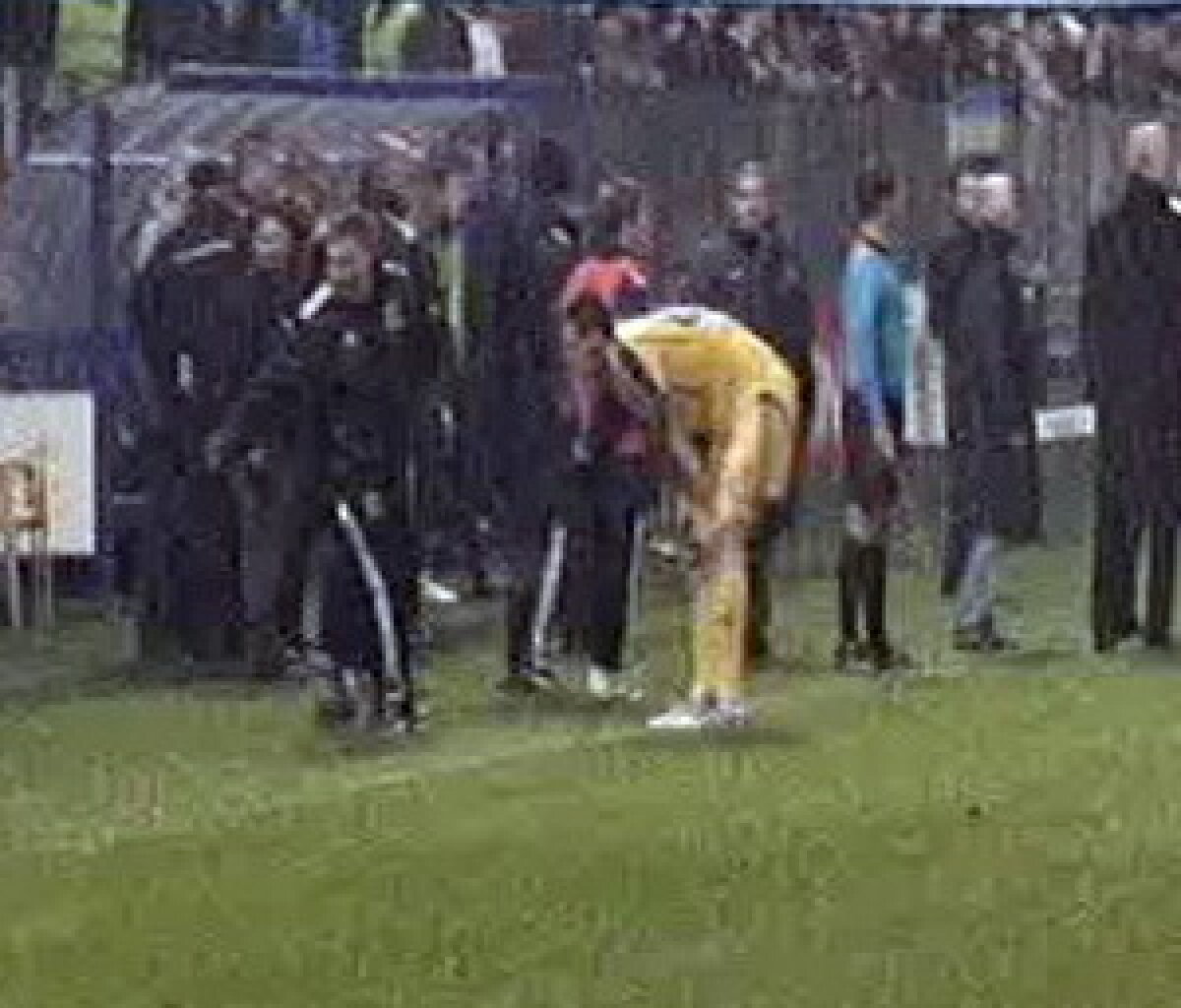 FOTO Huliganul de la Ploieşti a fost ajutat de jucătorul Sipovici să ascundă urmele agresiunii