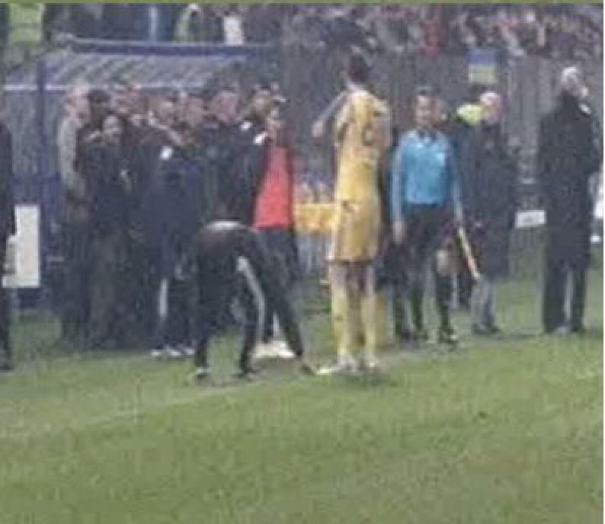 FOTO Huliganul de la Ploieşti a fost ajutat de jucătorul Sipovici să ascundă urmele agresiunii