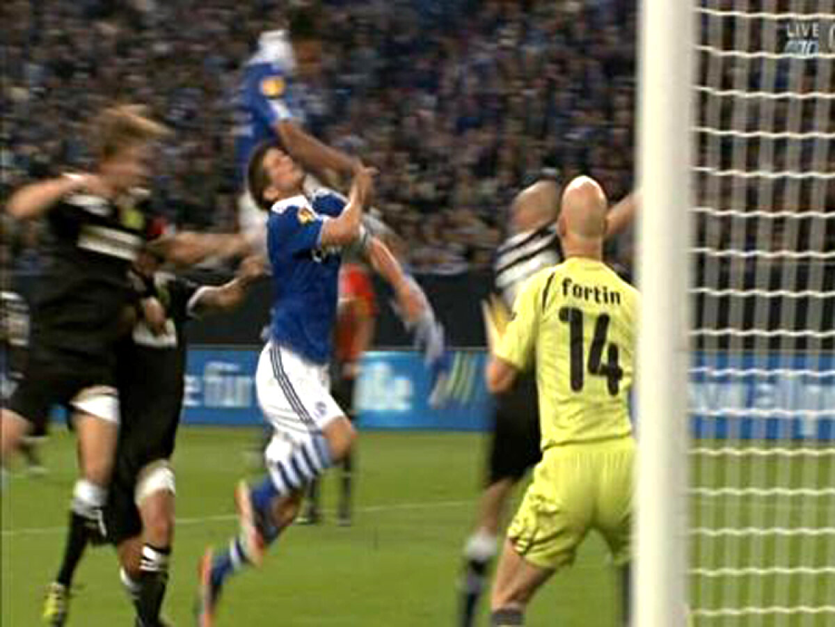 GALERIE FOTO Huntelaar a fost dus de pe teren direct la spital şi operat timp de o oră