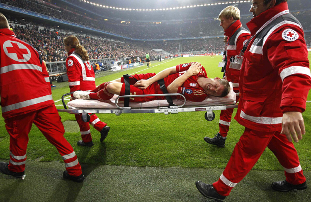 GALERIE FOTO Huntelaar a fost dus de pe teren direct la spital şi operat timp de o oră