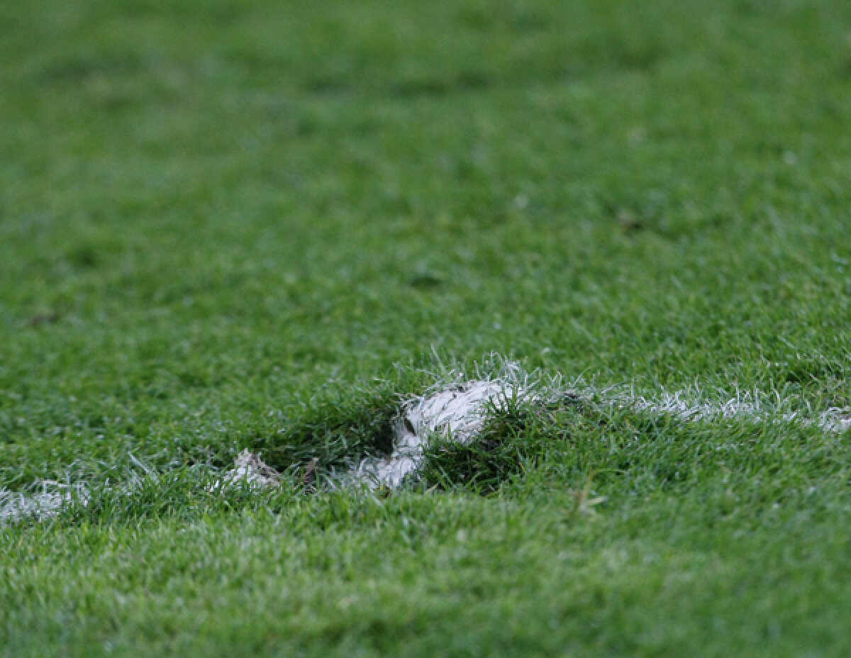 Steaua în pericol să rămînă din nou fără stadion » Gazonul s-a rupt iar!