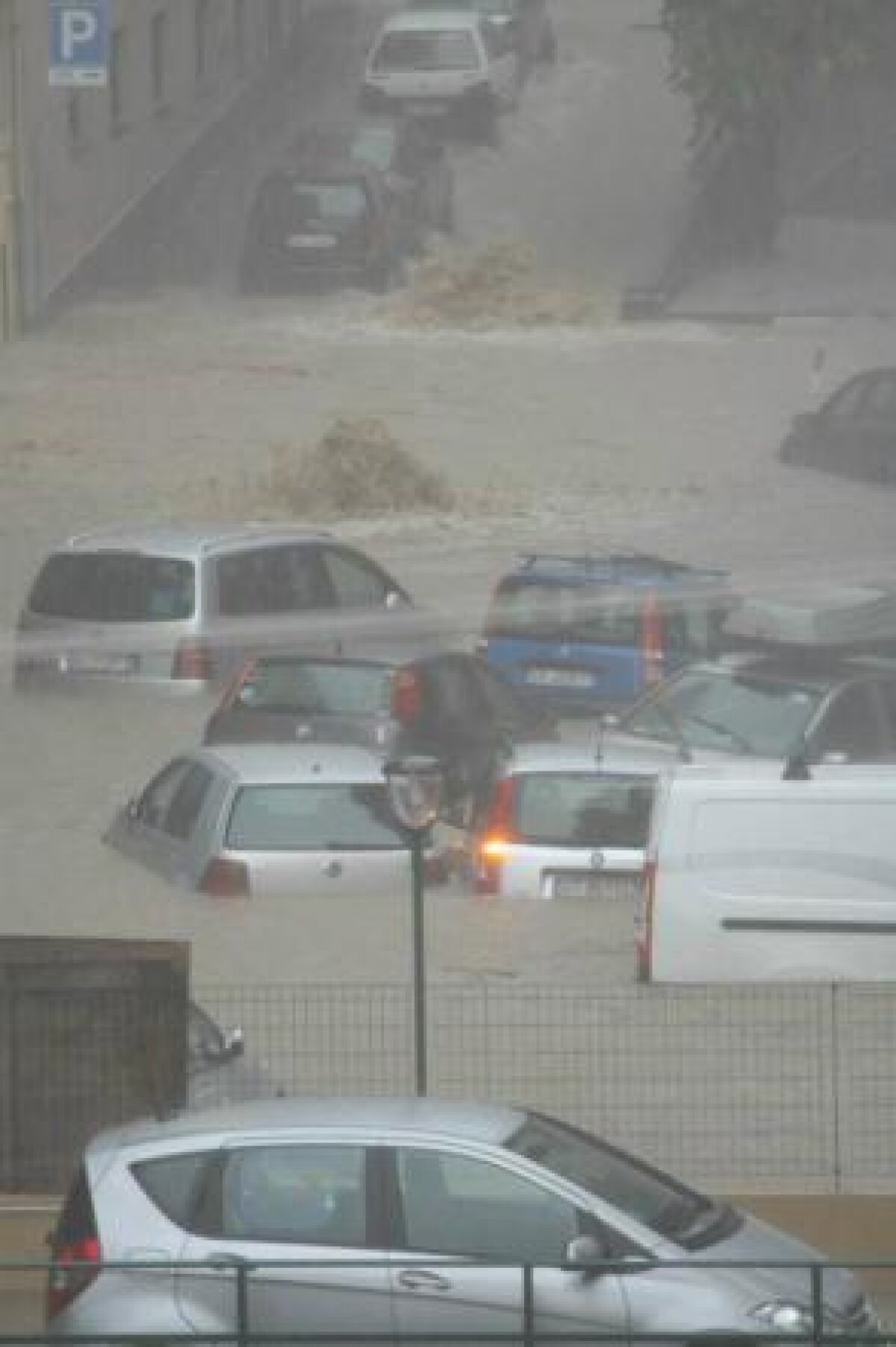 GALERIE FOTO » Imagini şocante din Genova! Furtunile au amînat Genoa-Inter