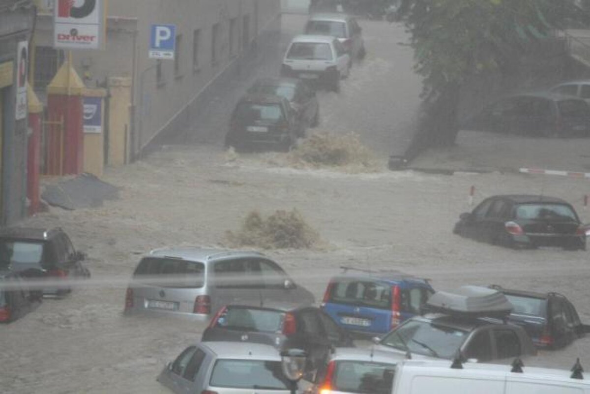 GALERIE FOTO » Imagini şocante din Genova! Furtunile au amînat Genoa-Inter