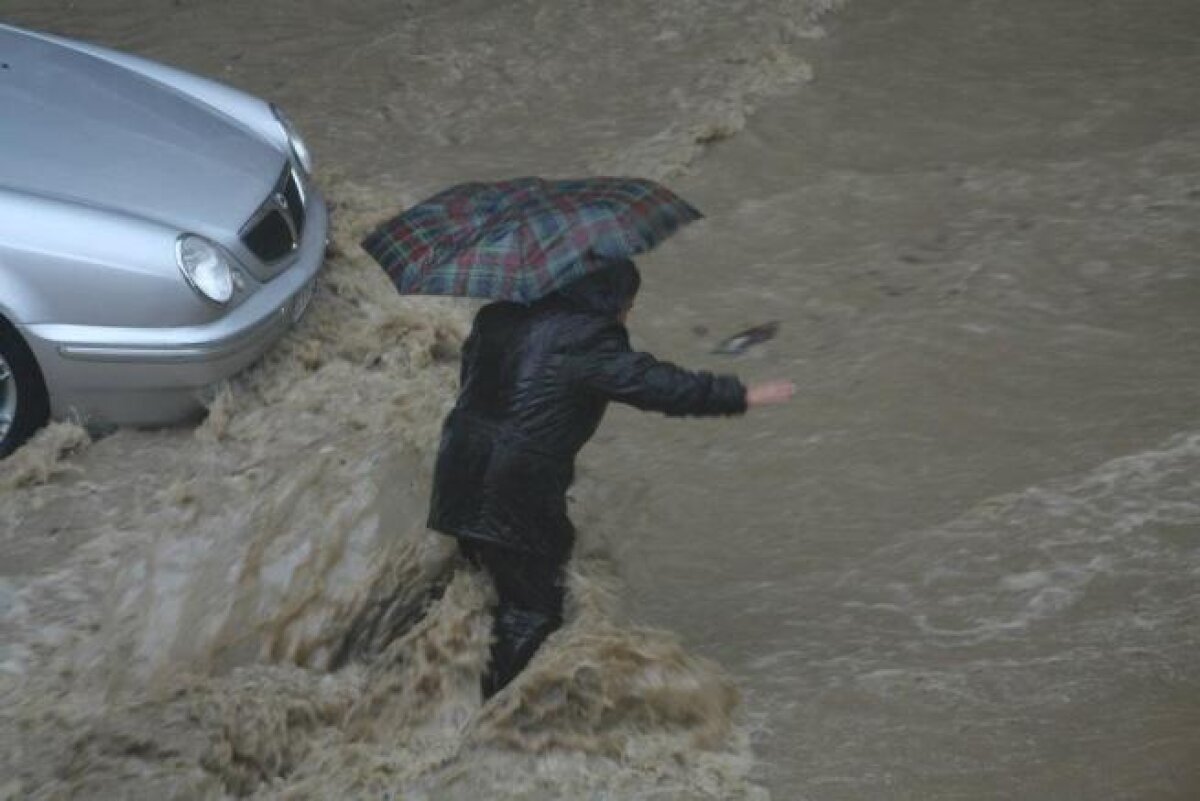 GALERIE FOTO » Imagini şocante din Genova! Furtunile au amînat Genoa-Inter