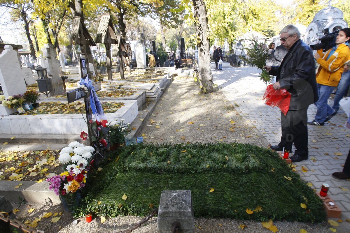 FOTO Fanii Ştiinţei au venit la Bucureşti pentru a-l comemora pe Adrian Păunescu la un an de la moartea sa