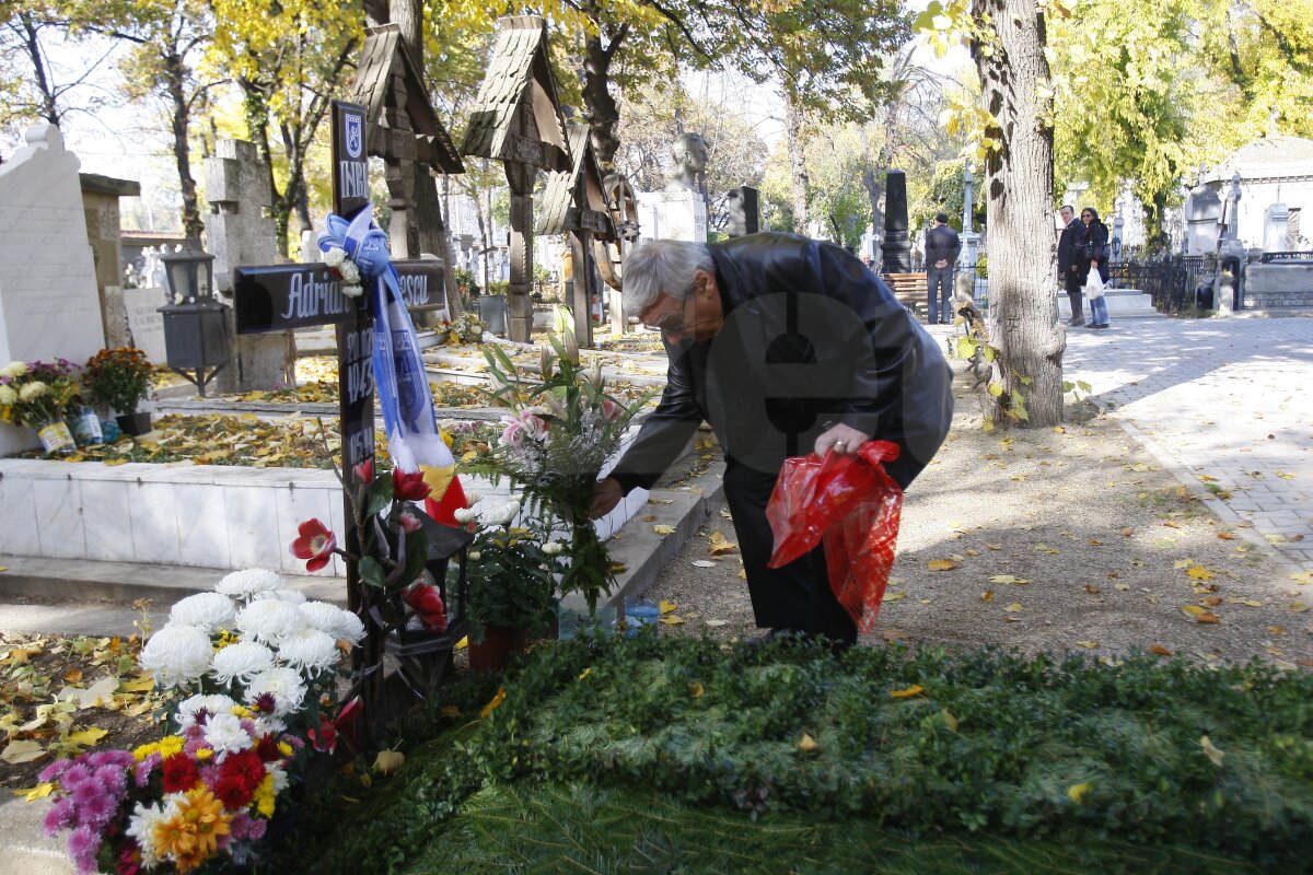 FOTO Fanii Ştiinţei au venit la Bucureşti pentru a-l comemora pe Adrian Păunescu la un an de la moartea sa