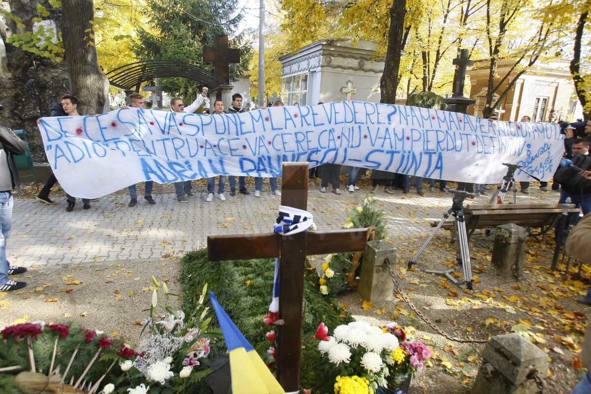 FOTO Fanii Ştiinţei au venit la Bucureşti pentru a-l comemora pe Adrian Păunescu la un an de la moartea sa