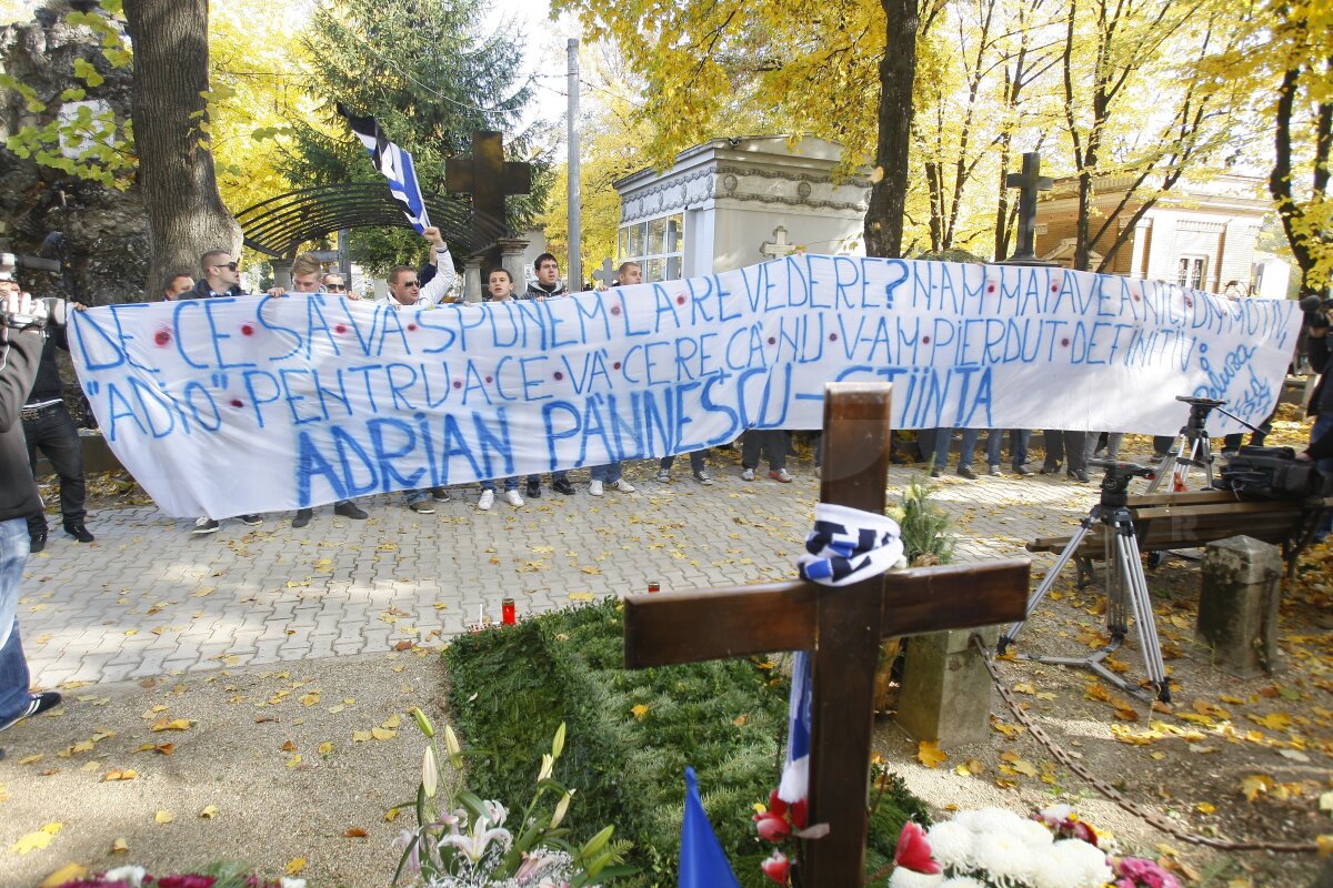 FOTO Fanii Ştiinţei au venit la Bucureşti pentru a-l comemora pe Adrian Păunescu la un an de la moartea sa