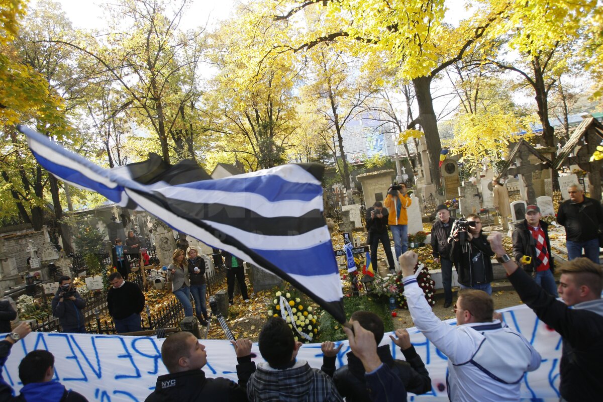 FOTO Fanii Ştiinţei au venit la Bucureşti pentru a-l comemora pe Adrian Păunescu la un an de la moartea sa