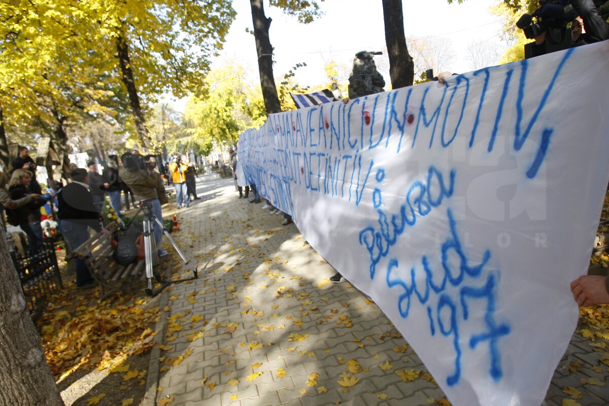 FOTO Fanii Ştiinţei au venit la Bucureşti pentru a-l comemora pe Adrian Păunescu la un an de la moartea sa