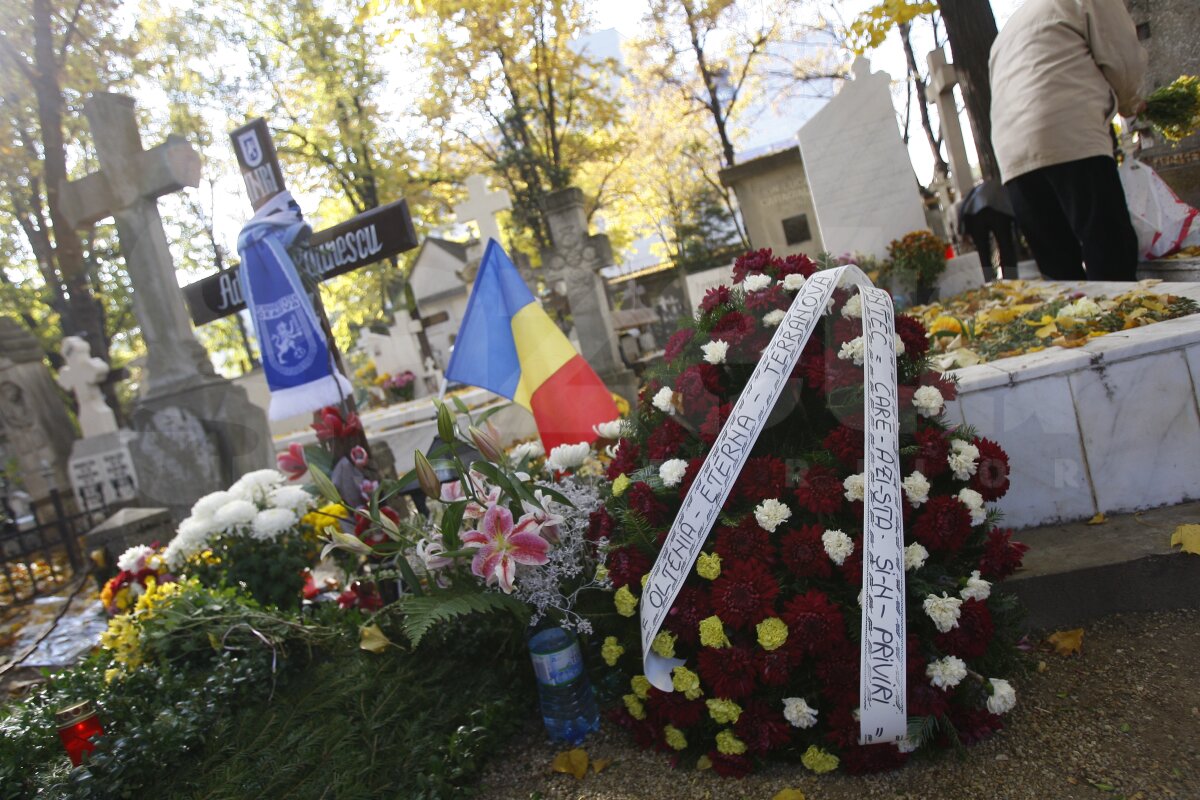 FOTO Fanii Ştiinţei au venit la Bucureşti pentru a-l comemora pe Adrian Păunescu la un an de la moartea sa