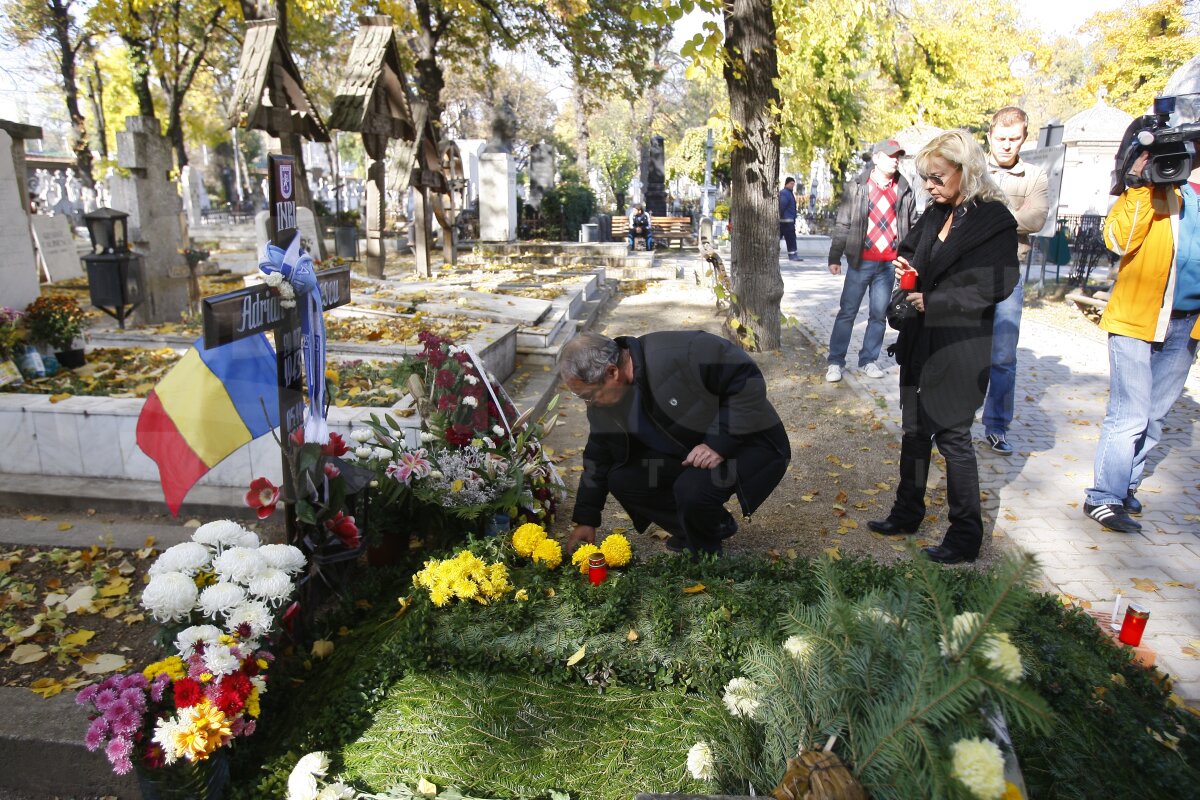 FOTO Fanii Ştiinţei au venit la Bucureşti pentru a-l comemora pe Adrian Păunescu la un an de la moartea sa