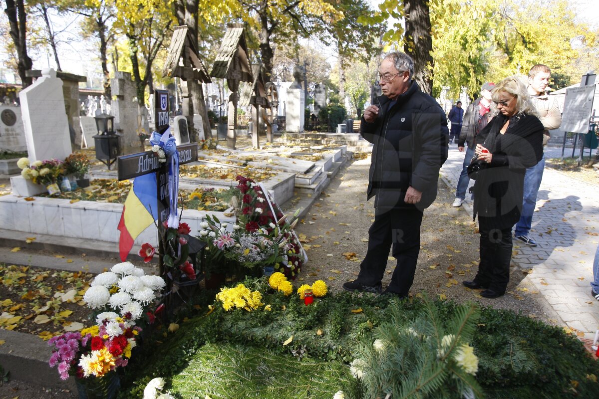 FOTO Fanii Ştiinţei au venit la Bucureşti pentru a-l comemora pe Adrian Păunescu la un an de la moartea sa