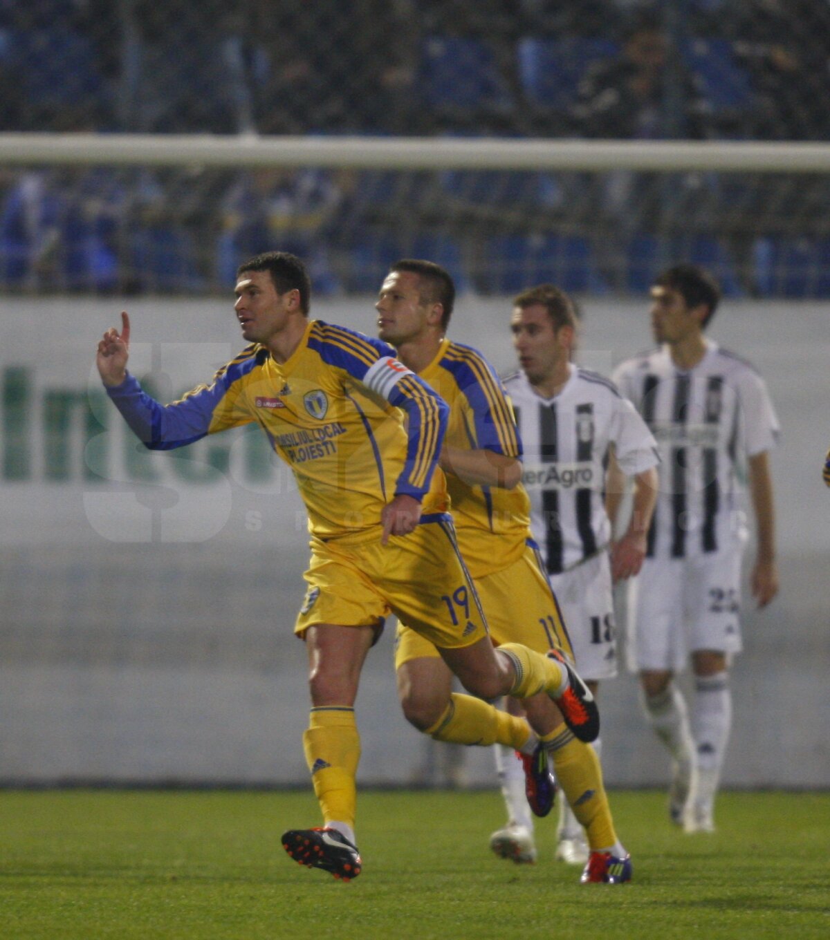 FOTO Astra şi Petrolul au încheiat nedecis derby-ul Ploieştiului, 1-1