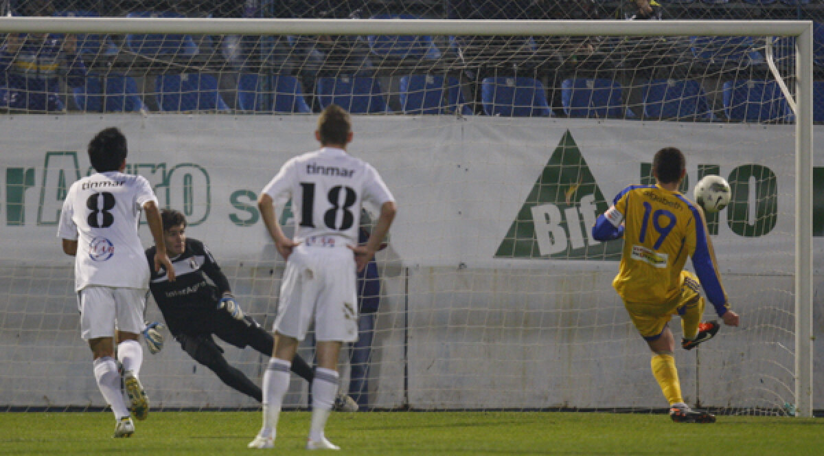 VIDEO Seară de handbal » După dezastrul din meciul cu Steaua, Petrolul a recuperat aseară un punct pe arena rivalei din Ploieşti