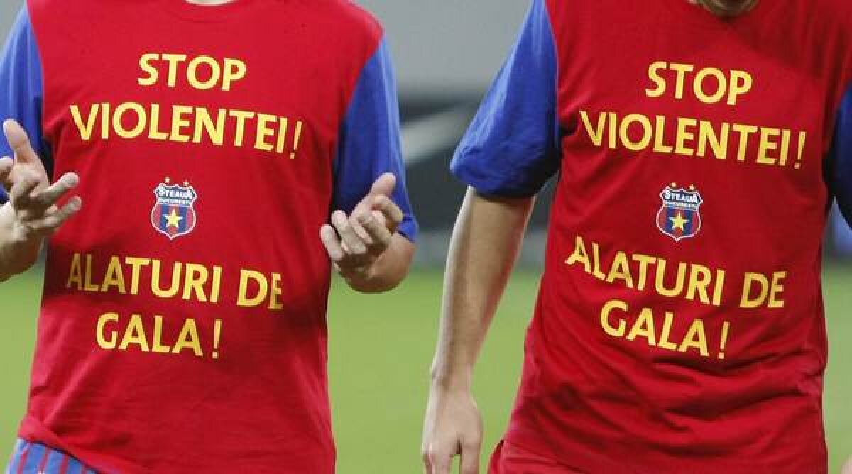 FOTO Steliştii au intrat pe gazon cu un mesaj de încurajare pentru Galamaz
