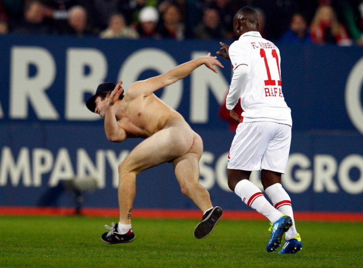 Fanii au luat-o razna » Un exhibiţionist a întrerupt derbyul bavarez