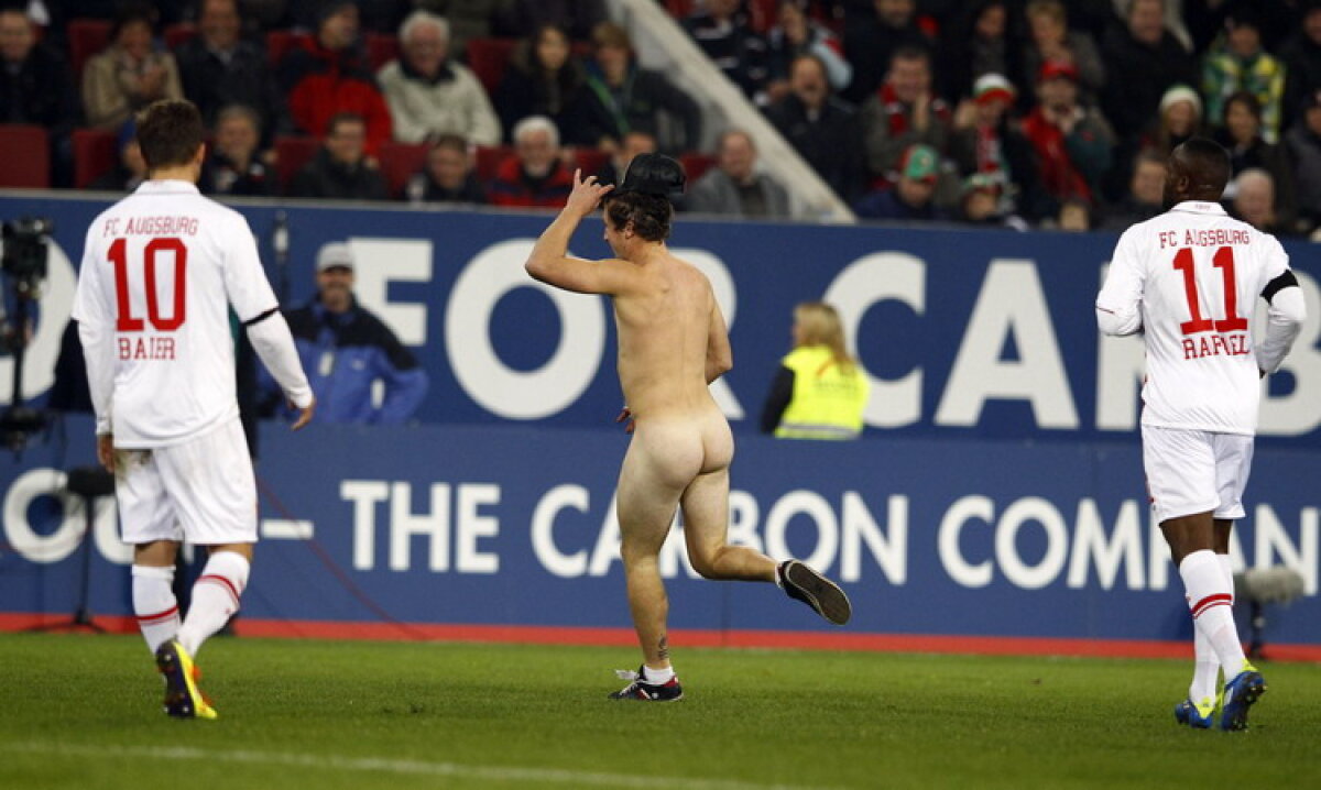 Fanii au luat-o razna » Un exhibiţionist a întrerupt derbyul bavarez