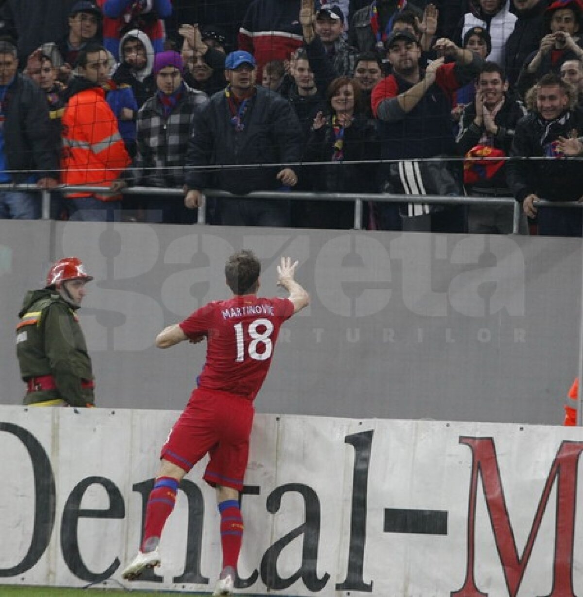 GALERIA FOTO "Feţele" lui Martinovici » Un stelist i-a pupat mîna sîrbului