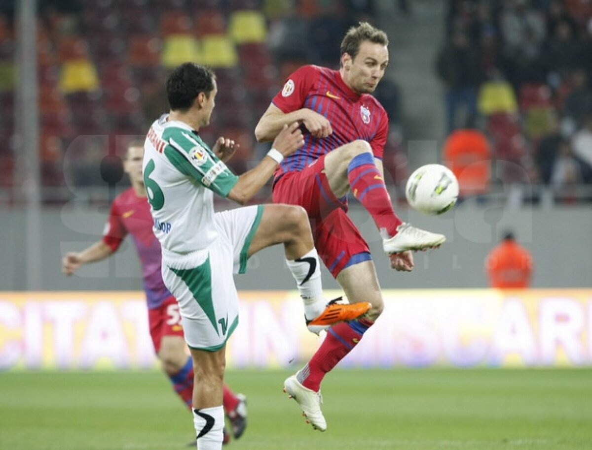 GALERIA FOTO "Feţele" lui Martinovici » Un stelist i-a pupat mîna sîrbului