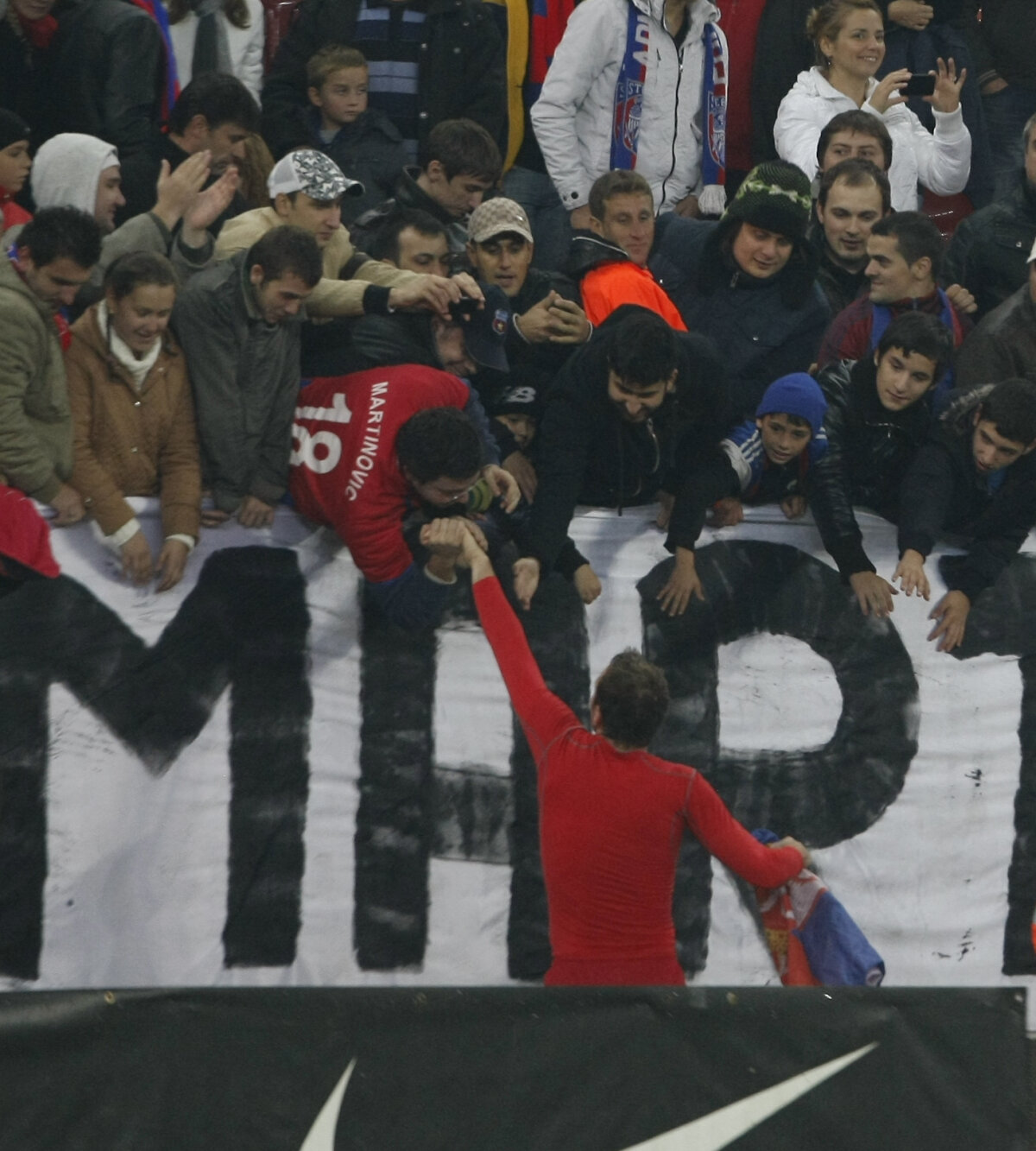 GALERIA FOTO "Feţele" lui Martinovici » Un stelist i-a pupat mîna sîrbului