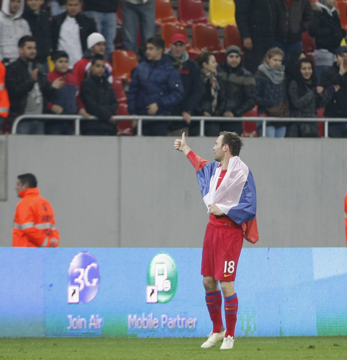 GALERIA FOTO "Feţele" lui Martinovici » Un stelist i-a pupat mîna sîrbului