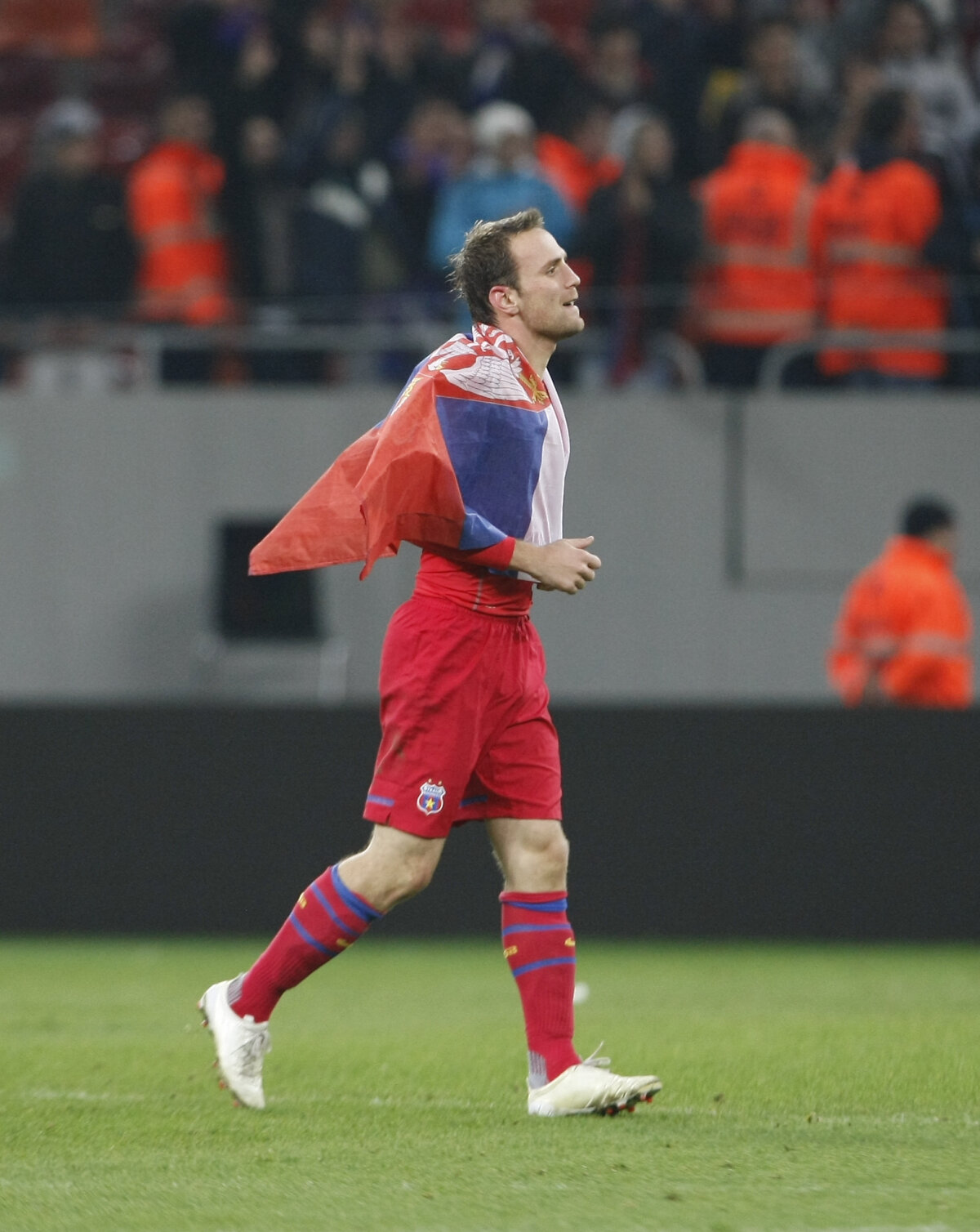 GALERIA FOTO "Feţele" lui Martinovici » Un stelist i-a pupat mîna sîrbului