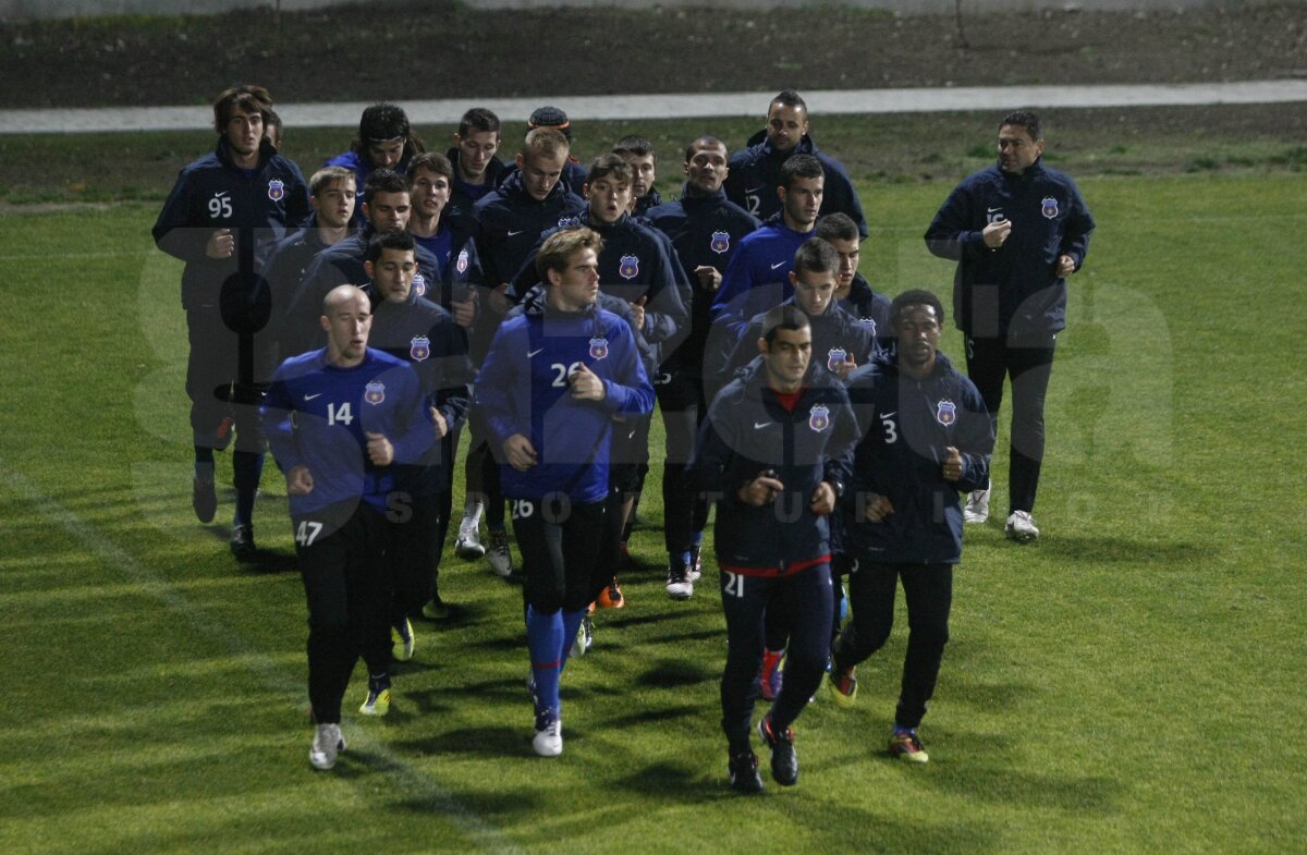FOTO Antrenamentul răniţilor la Steaua. Galamaz poartă cască, Iliev are mîna în ghips