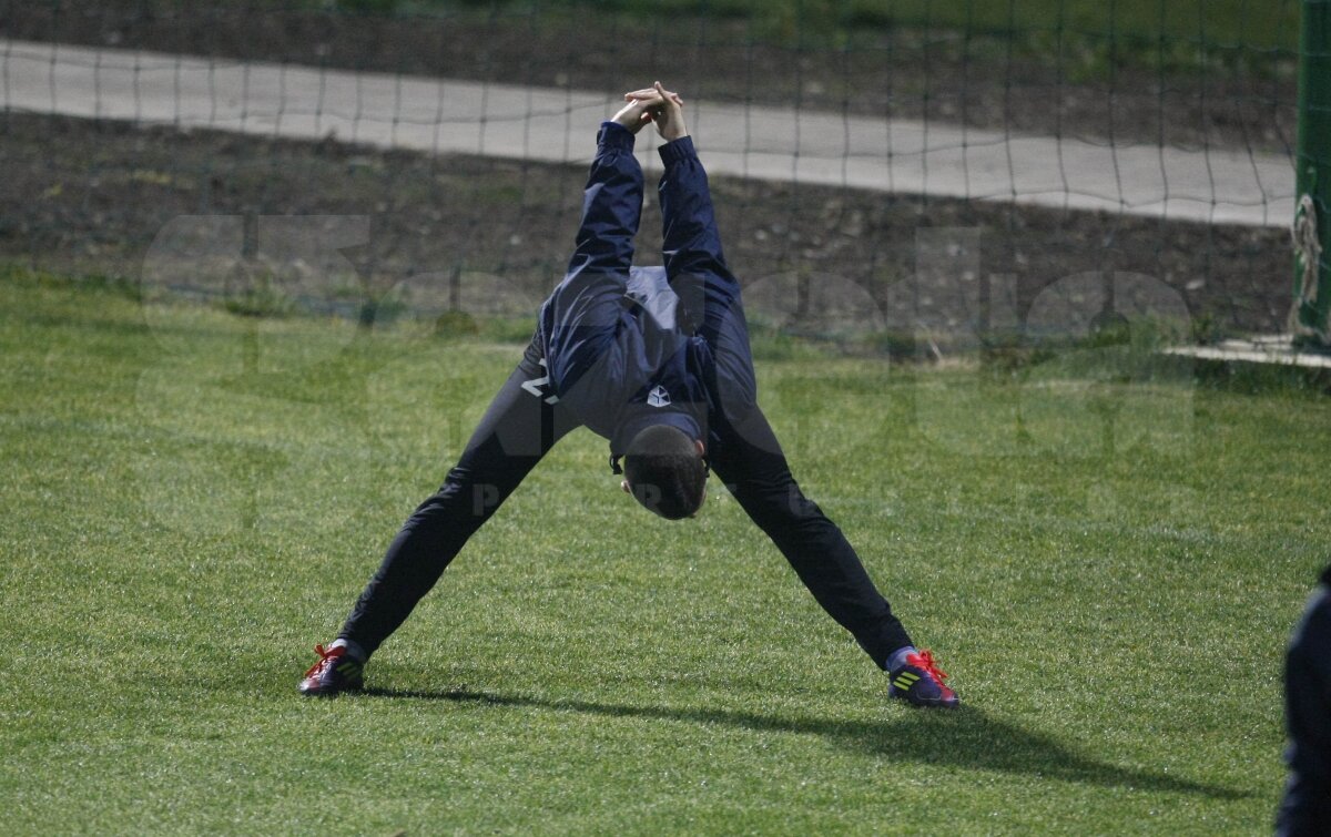 FOTO Antrenamentul răniţilor la Steaua. Galamaz poartă cască, Iliev are mîna în ghips