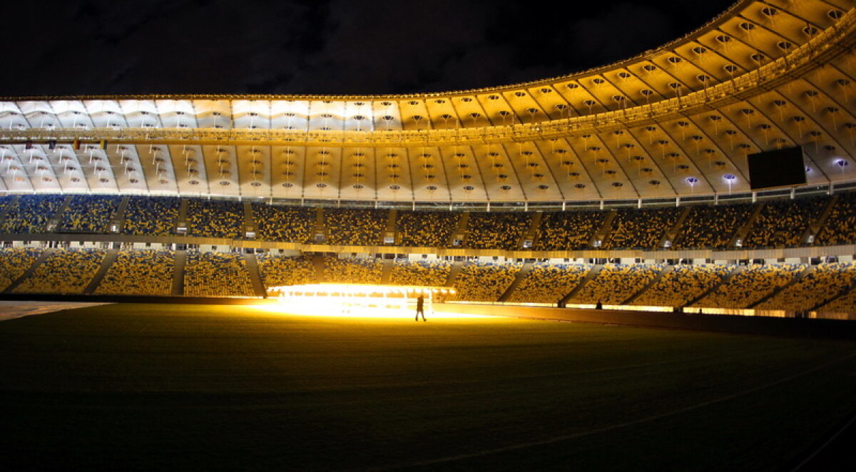 FOTO De asta e nevoie pe National Arena! Cum e întreţinut gazonul pe arena finalei Euro 2012