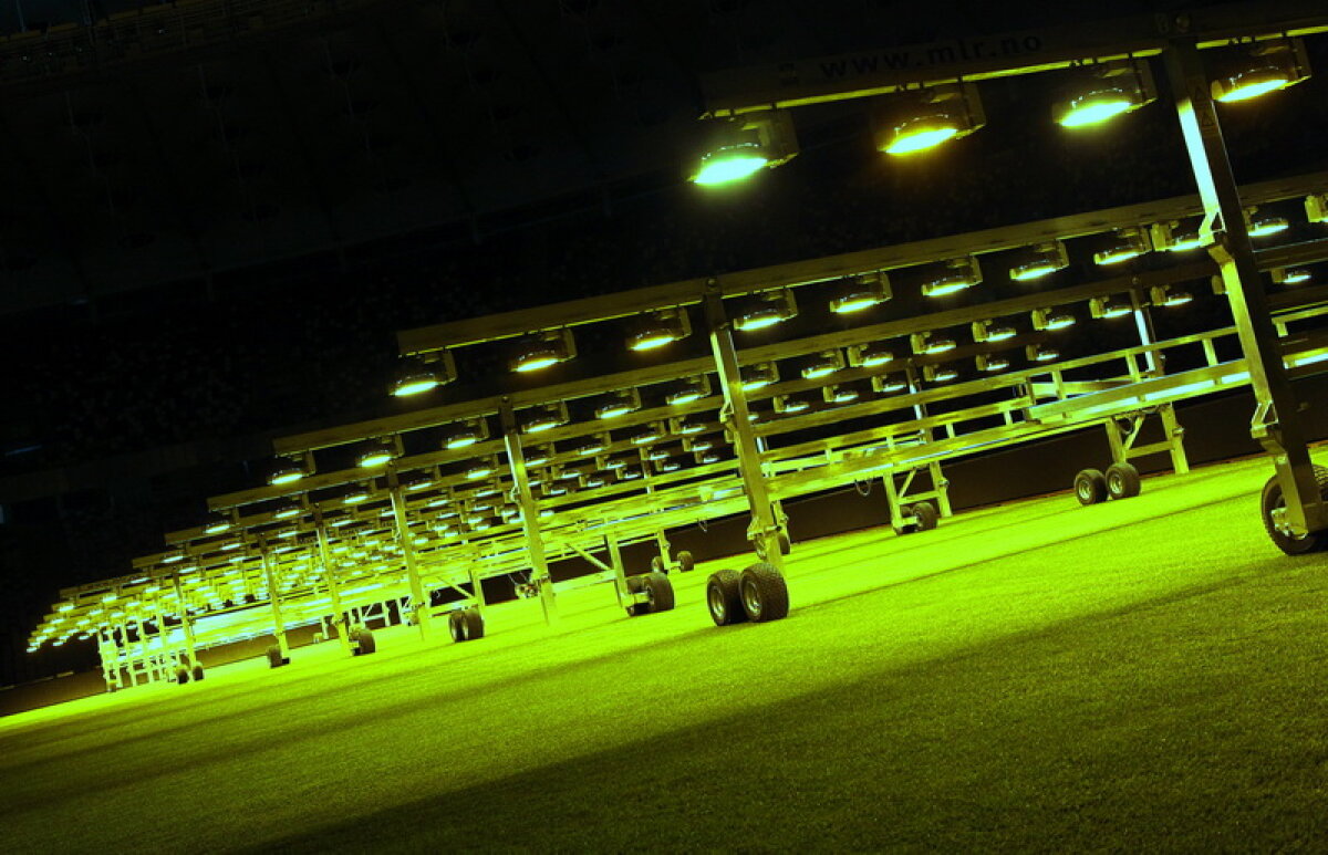 FOTO De asta e nevoie pe National Arena! Cum e întreţinut gazonul pe arena finalei Euro 2012