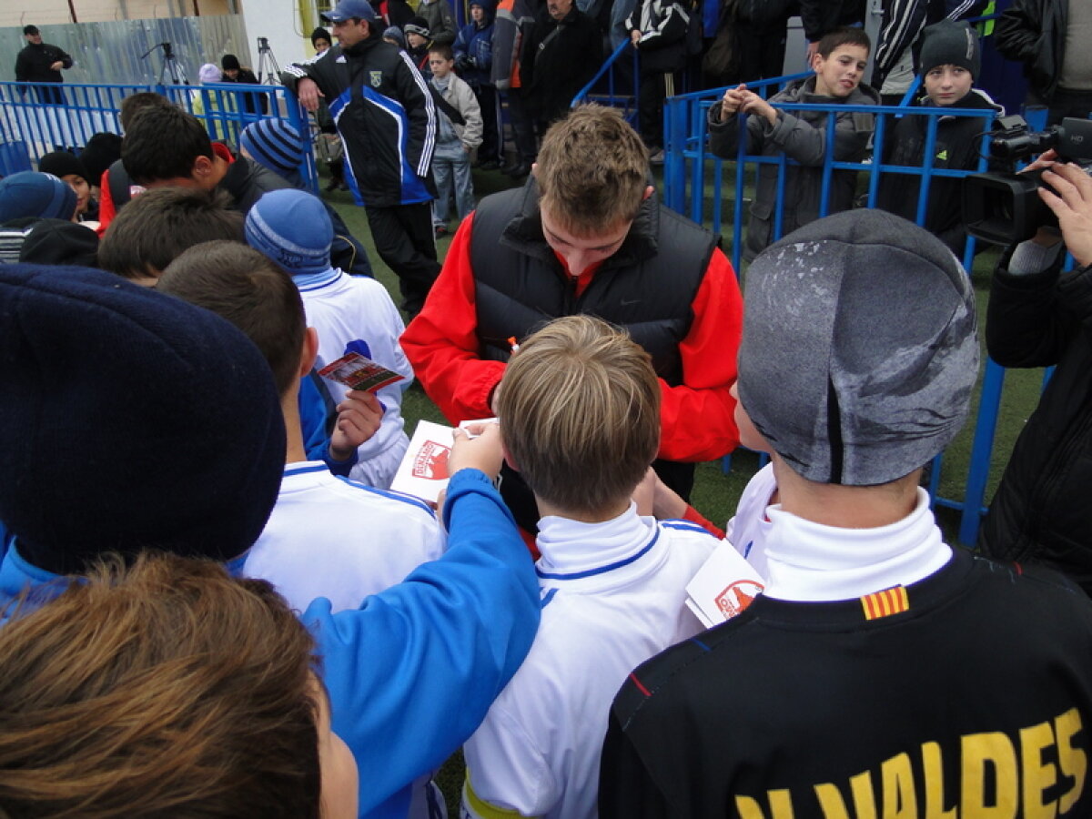 GALERIE FOTO » Dinamoviştii au dat autografe în Moldova